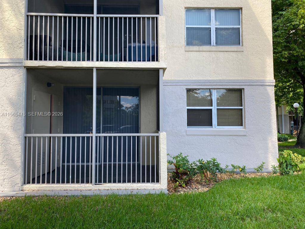 8363 LAKE DRDoral - Condo 1-4 Stories,Condo condo unit 101 - picture