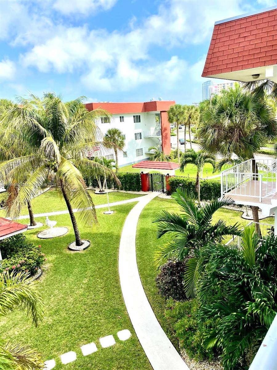 580 Egret DrHallandale Beach - Condo/Co-Op/Seasonal,Co-Op condo unit 308 - picture
