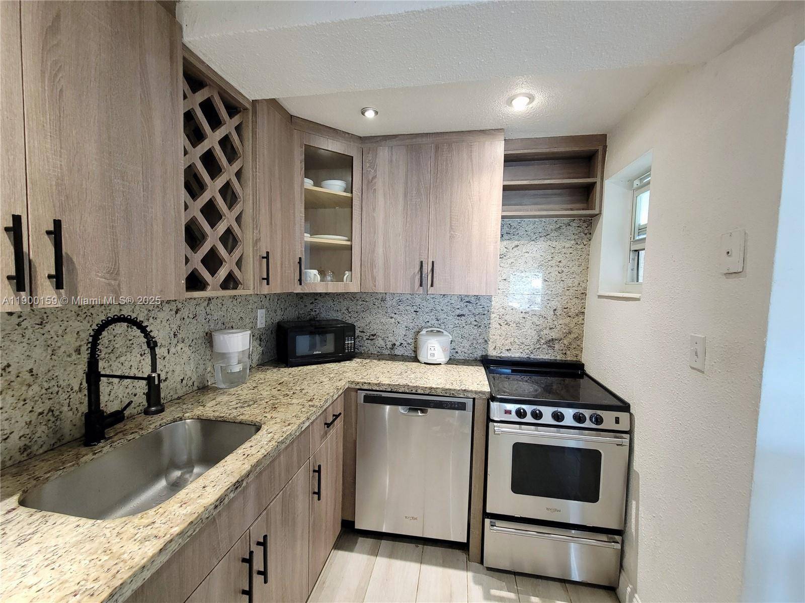 8609 SW 68th CtPinecrest - Condo 1-4 Stories,Condo condo unit 5 - picture