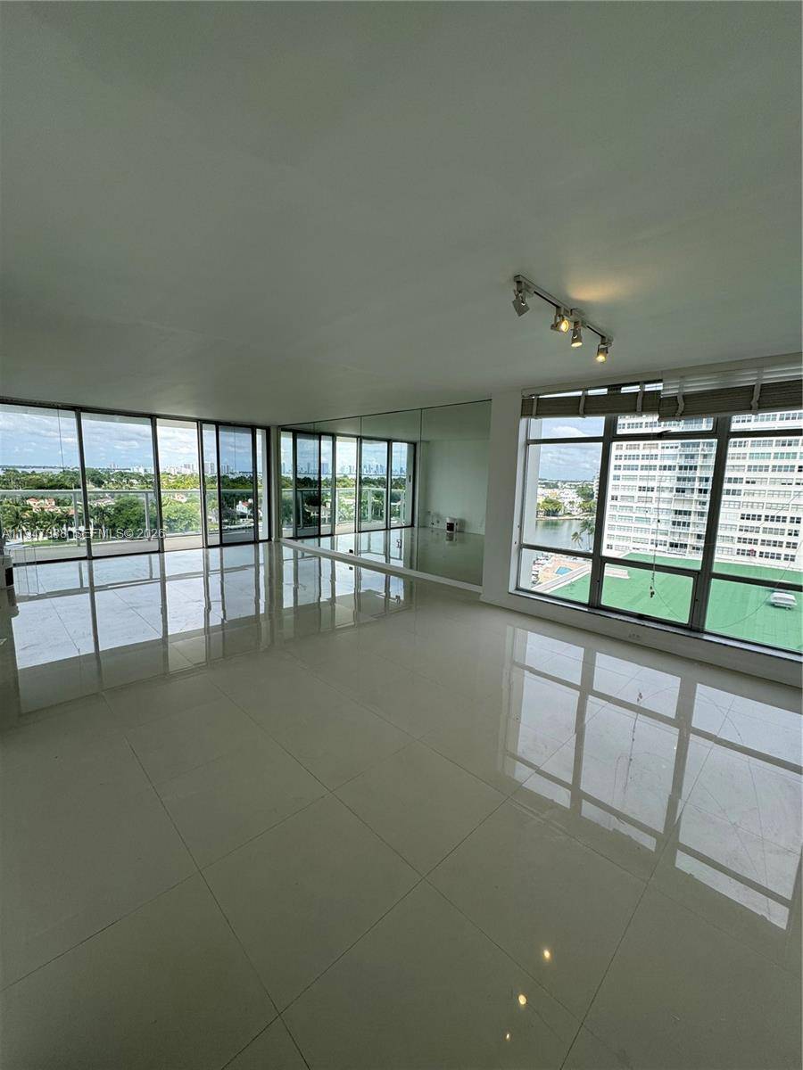 5750 Collins AveMiami Beach - Condo/Co-Op/Annual,Apartment condo unit 10F - picture