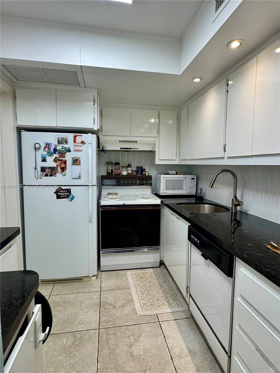 2940 NE 203rd StAventura - Condo 1-4 Stories,Condo condo unit 213 C - picture