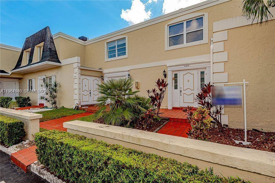 2304 NE 7th StHallandale Beach - Townhouse/Villa-Annual,Townhouse condo unit 27 - picture