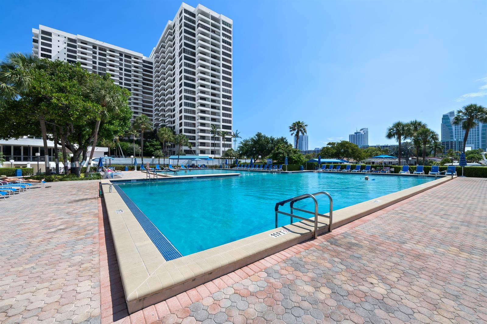 2500 ParkviewHallandale Beach - Condo condo unit 615 - picture