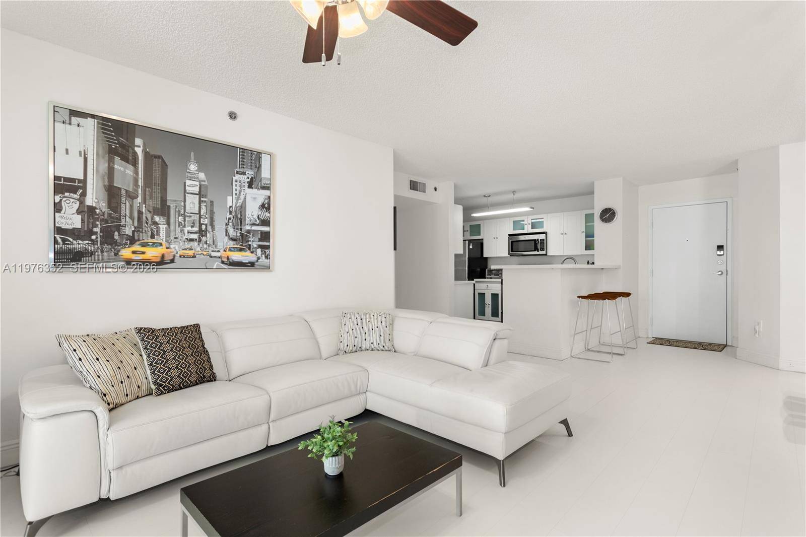 19555 E Country Club DrAventura - Condo/Co-Op/Annual,Condo condo unit 8208 - picture