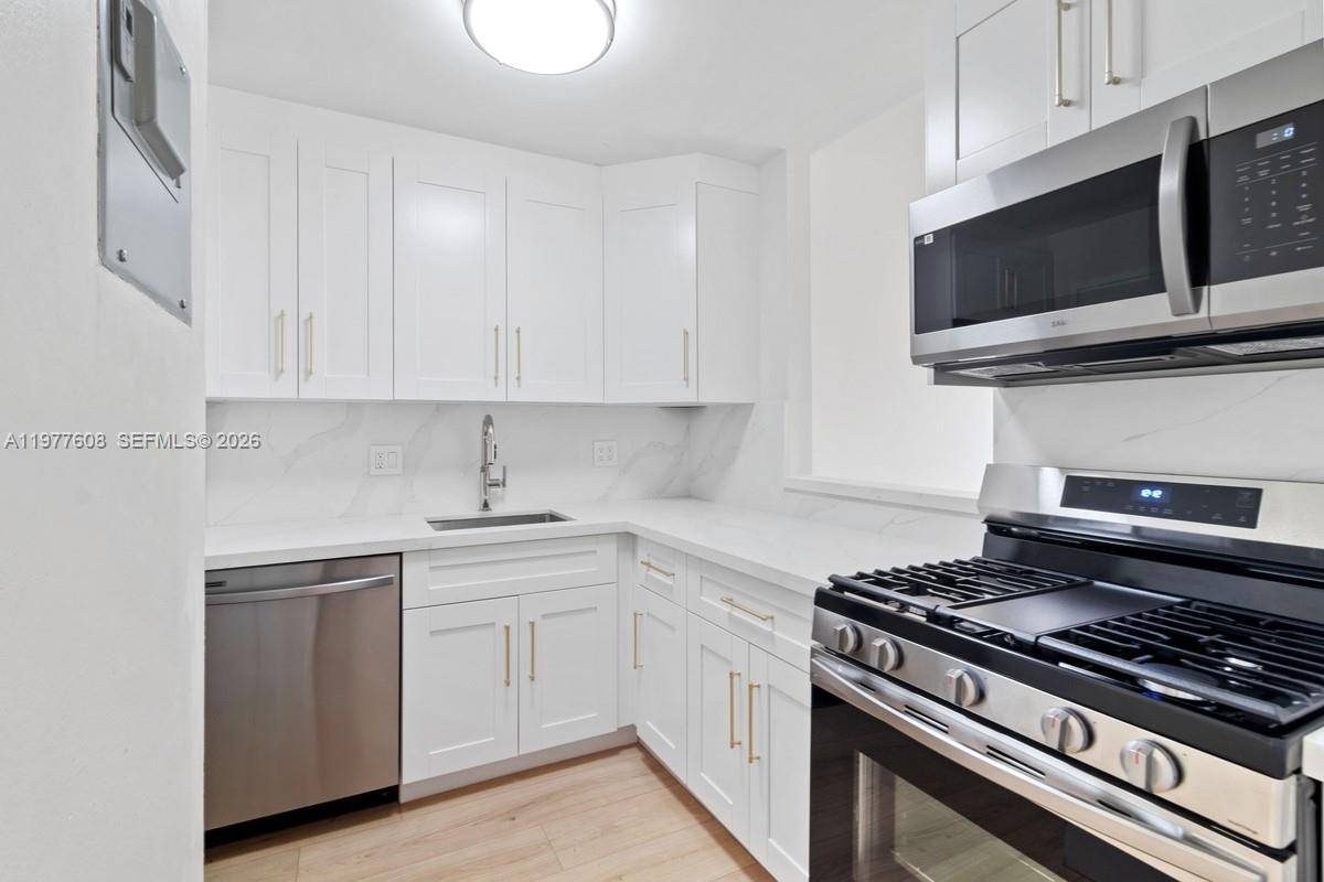 6902 N Kendall DrPinecrest - Condo 1-4 Stories,Condo condo unit E403 - picture