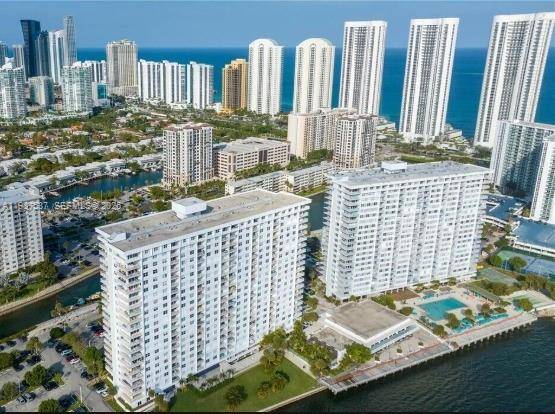 300 Bayview DrSunny Isles Beach - Condo/Co-Op/Annual,Condo condo unit 915 - picture