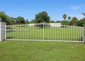 4555 Pioneer 16th StClewiston - picture