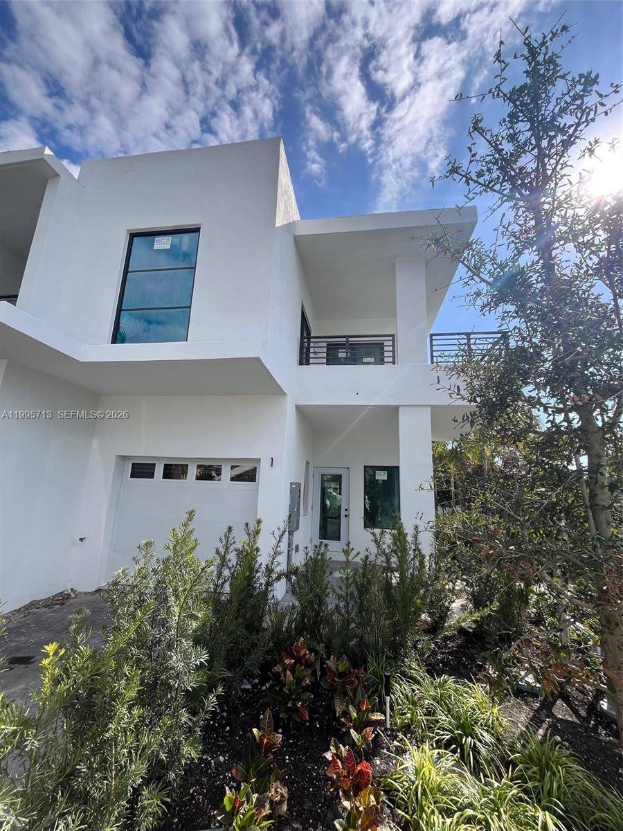 2511 Pierce StHollywood - Townhouse/Villa-Annual,Townhouse condo unit 1 - picture