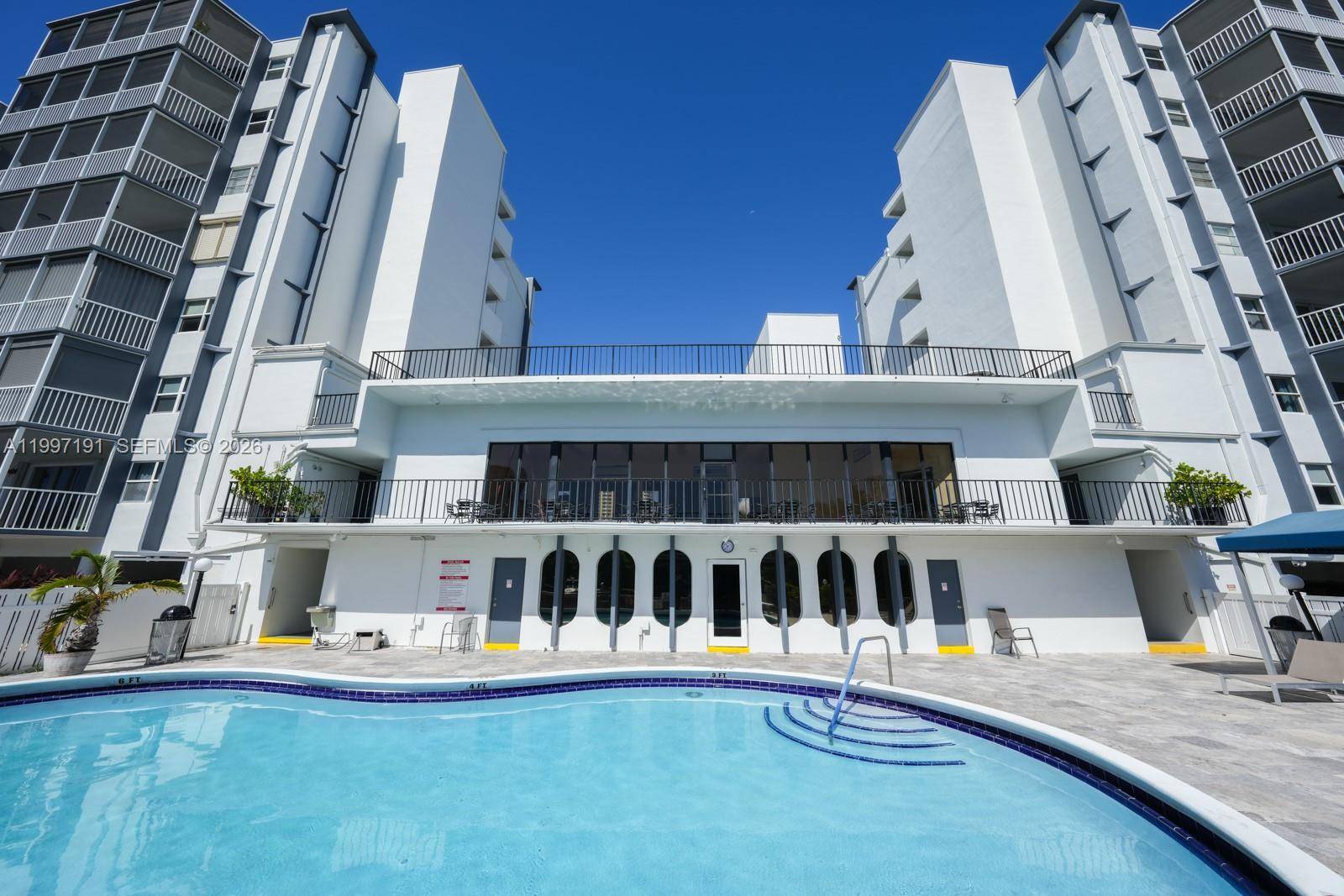 200 Diplomat PkwyHallandale Beach - Condo 5+ Stories,Condo condo unit 827 - picture