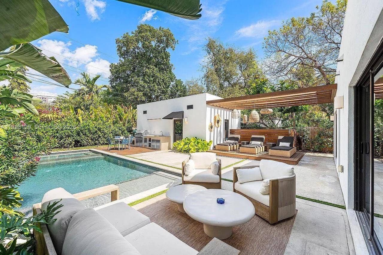 445 NE 76th StMiami - picture