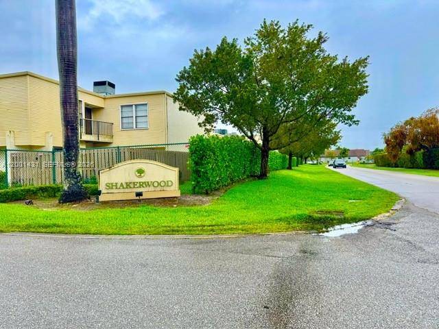 1569 Shaker CirWellington - picture