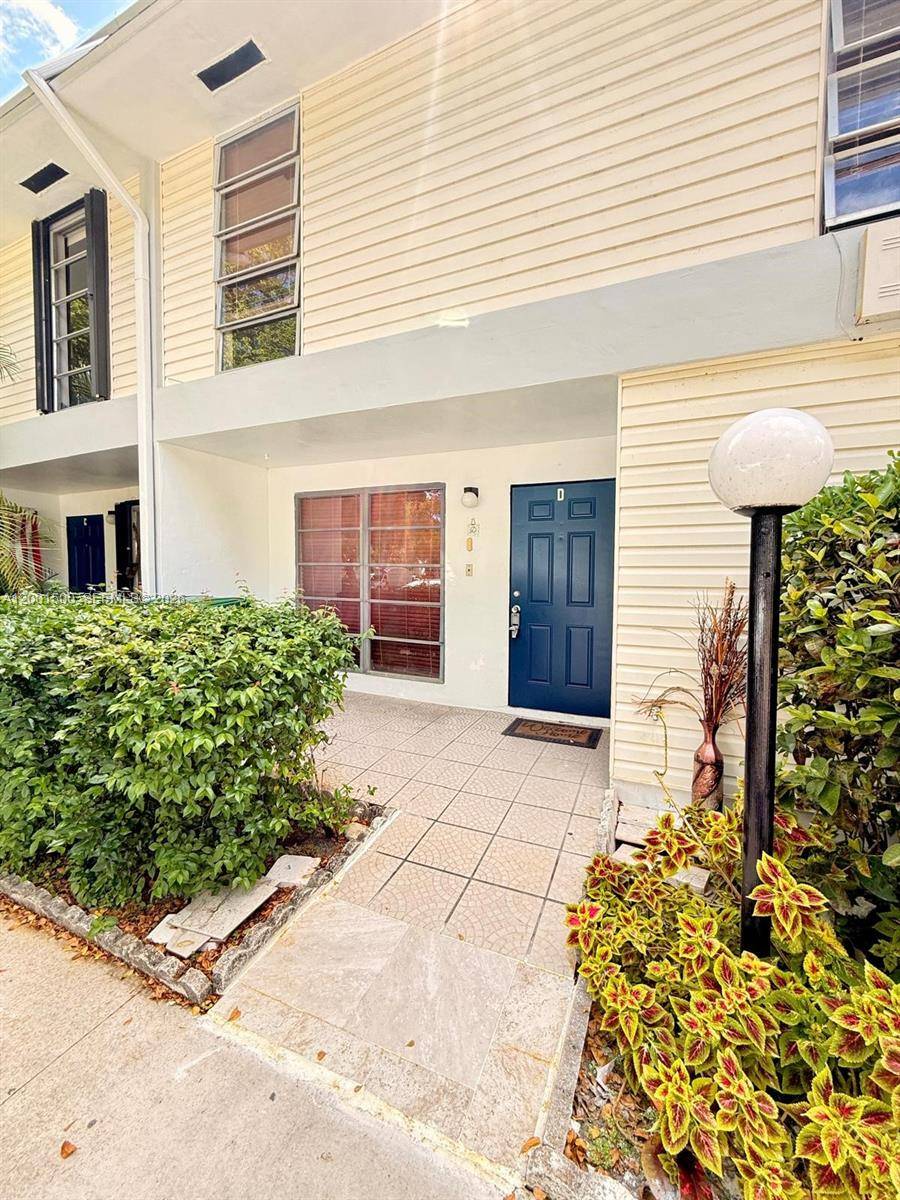 2750 N 34th AveHollywood - Townhouse/Villa-Annual,Townhouse condo unit 9D - picture