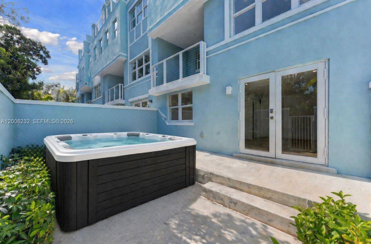 824 SE 12th CtFort Lauderdale - Apartments-Annual,Townhouse condo unit 850 - picture