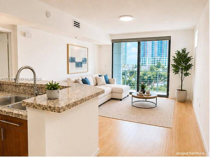 110 Washington AveMiami Beach - Apartments-Annual,Condo condo unit 1710 - picture