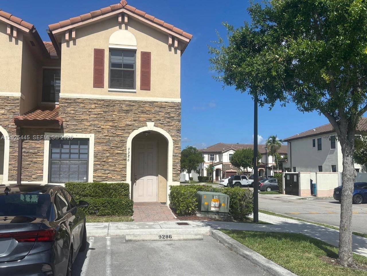 9286 W 33rd LnHialeah - picture