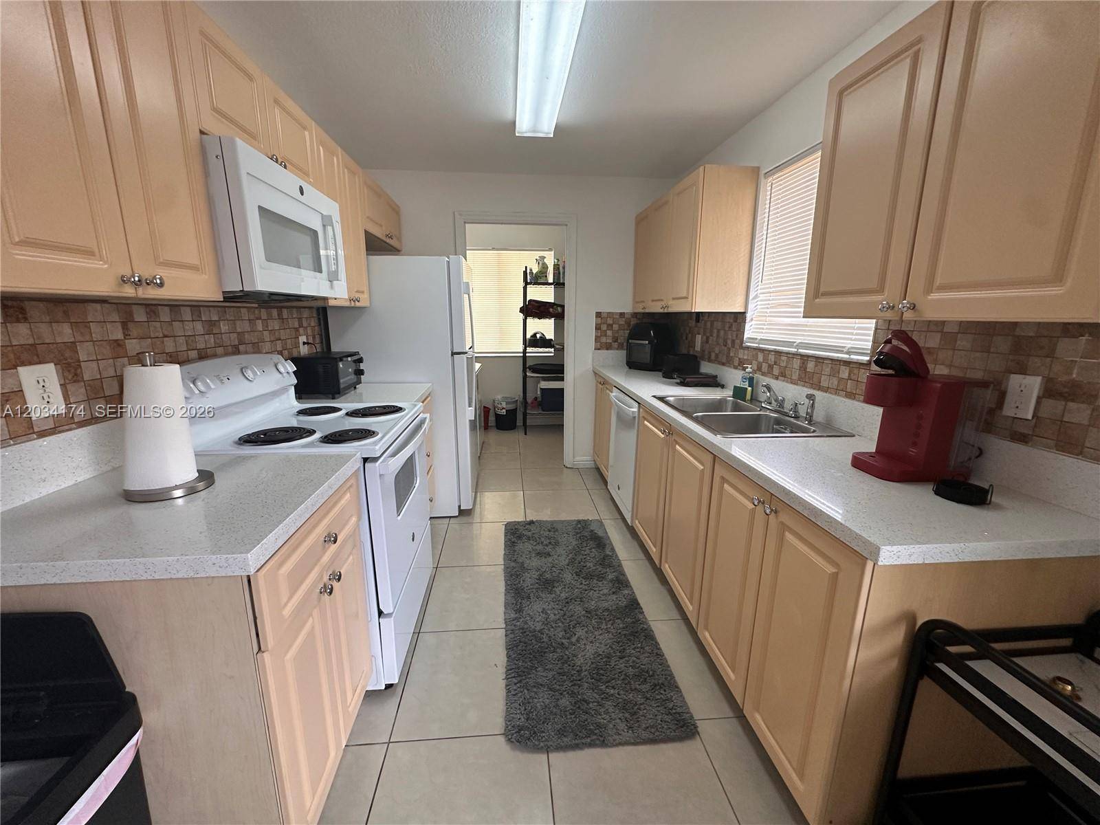404 NW 2nd AveHallandale Beach - Duplex/Tri/Quad-Annual,Multi Family condo unit A - picture