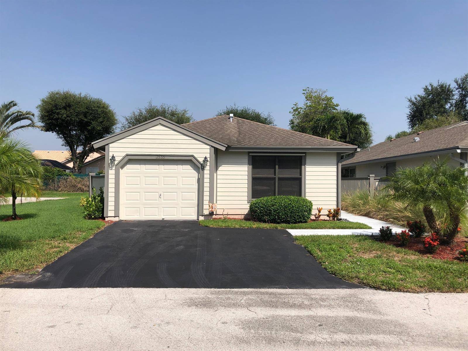 2555 Bedford MewsWellington - picture