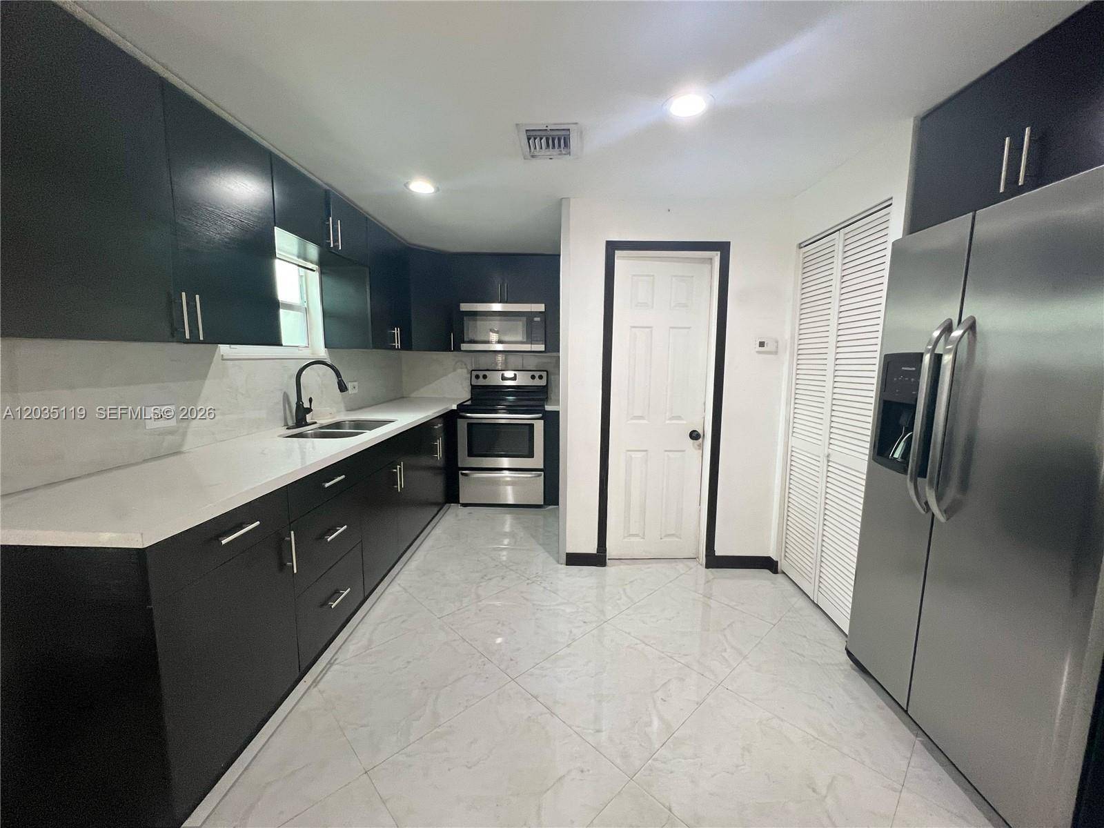 9615 NW 3rd AveMiami - picture